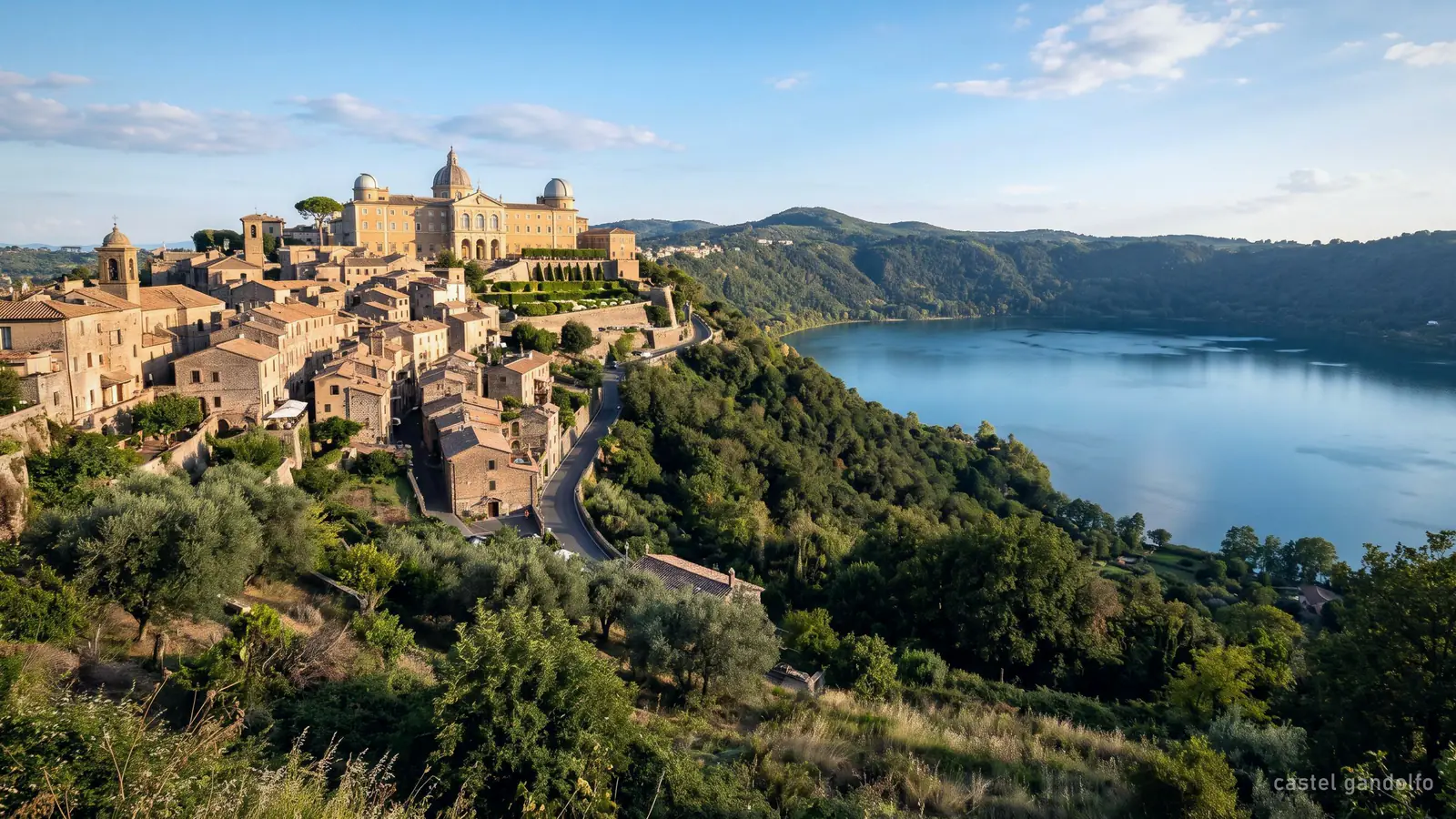 Castel Gandolfo y su palacio sobre el lago Albano (imagen generada)