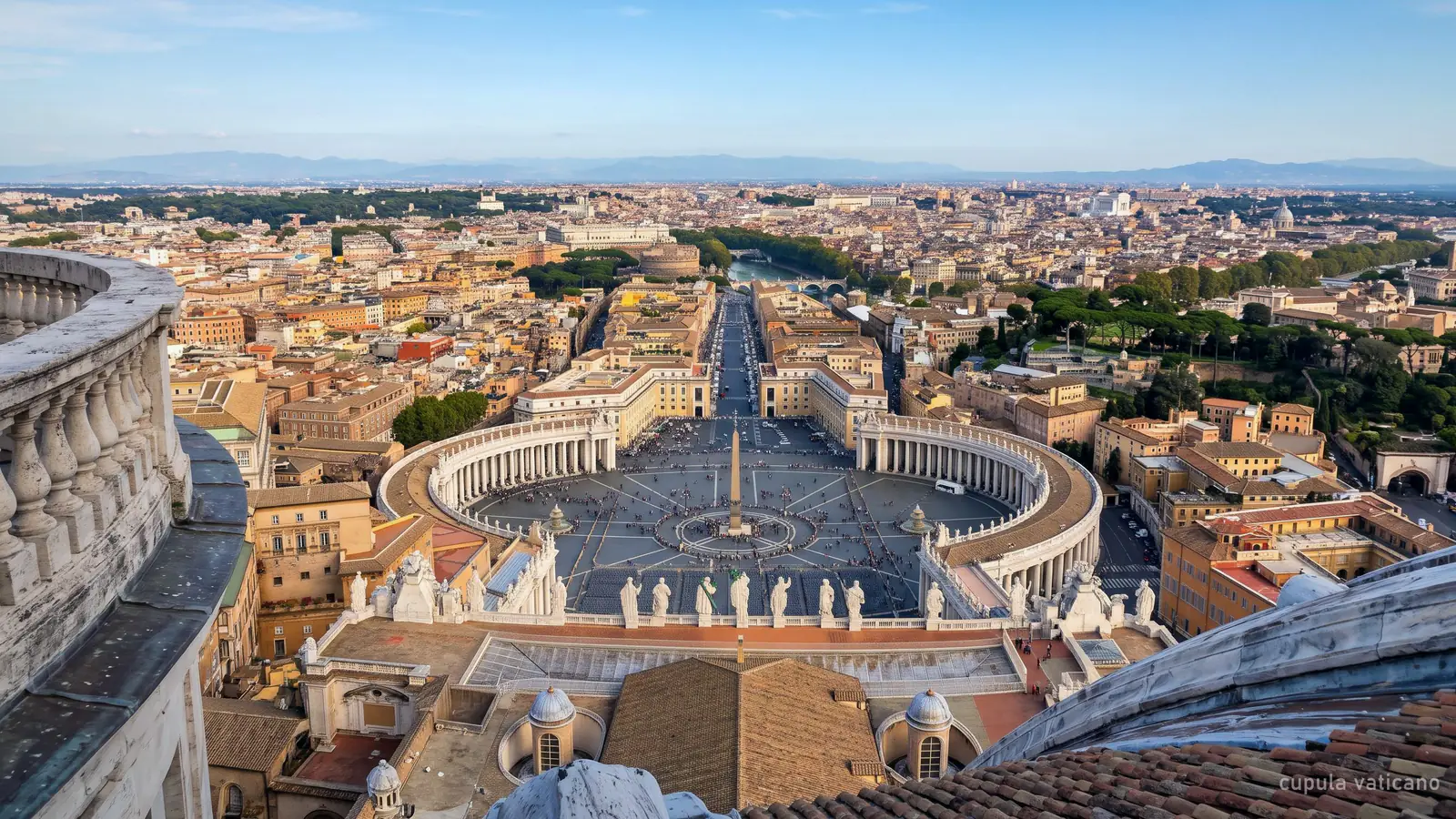 Vista desde lo alto de la cúpula de San Pedro sobre la plaza y la Via della Conciliazione (imagen generada)