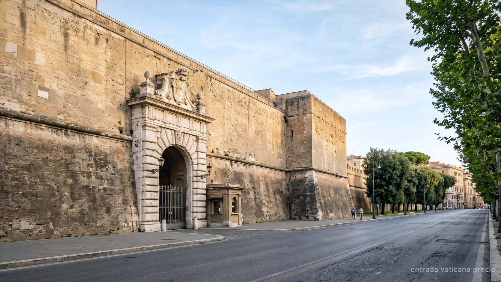 La entrada de los Museos Vaticanos en las murallas del Viale Vaticano (imagen generada)