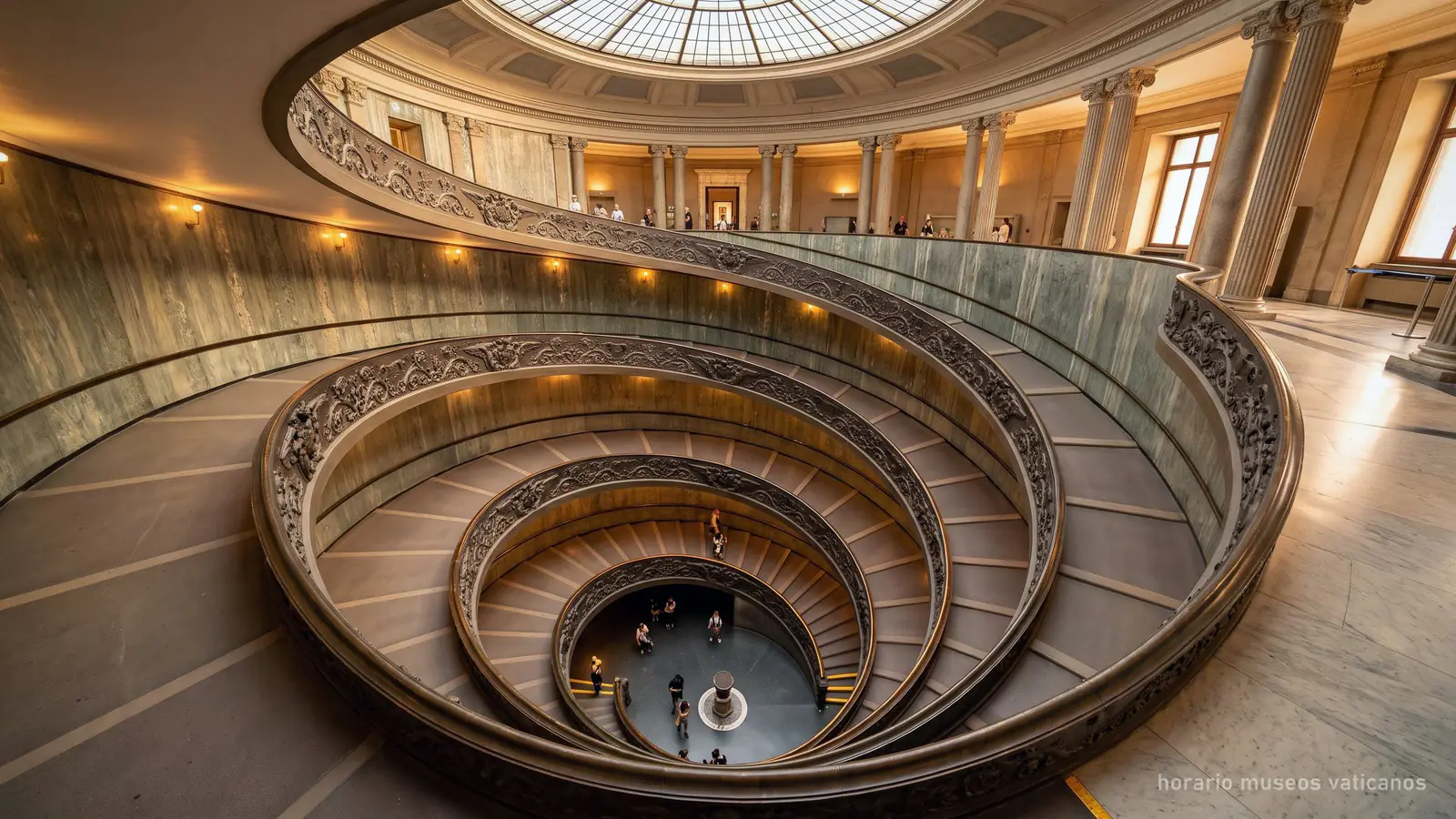 La rampa de caracol de la salida de los Museos Vaticanos, por la tarde (imagen generada)